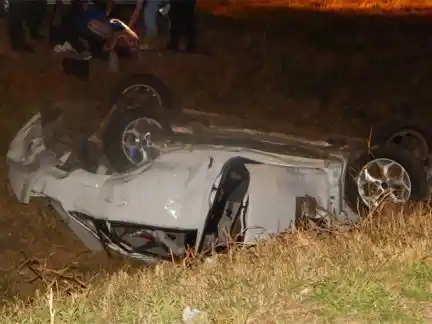 Quiso esquivar un pedazo de caucho y terminó volcando