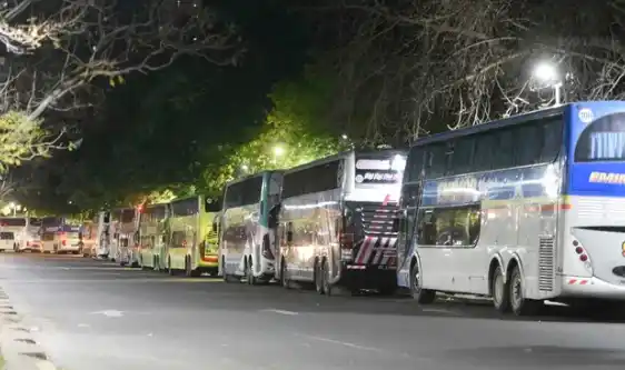 Micros en Avenida Belgrano, en Rosario.