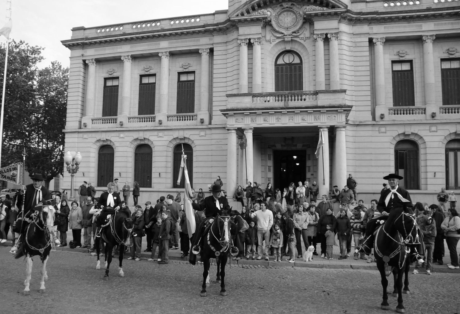 Limpiar la bosta de los caballos por el Día de la Tradición salía 30 mil pesos