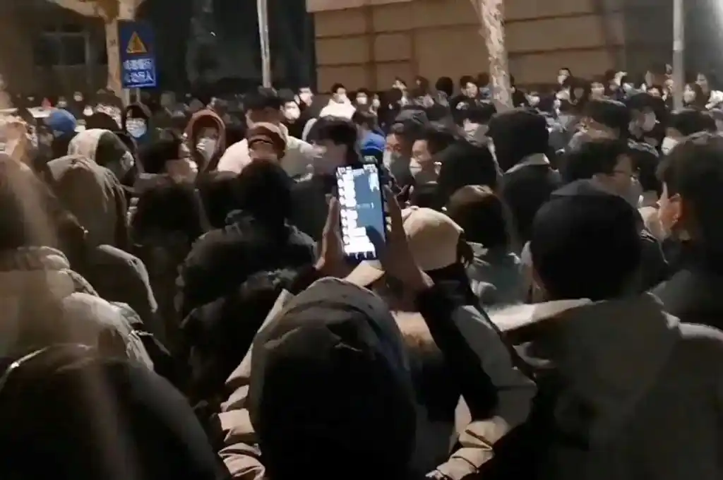 Cientos de estudiantes marchan contra el confinamiento en un campus de China