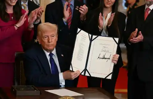 ¡NO DA TREGUA! Trump firma ley Laken Riley que permite detener a migrantes  (+Detalles)