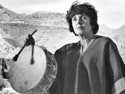 Leda Valladares, 1919-2012, filósofa, literata, autora del Mapa Musical Argentino, discos documentales del canto con caja.