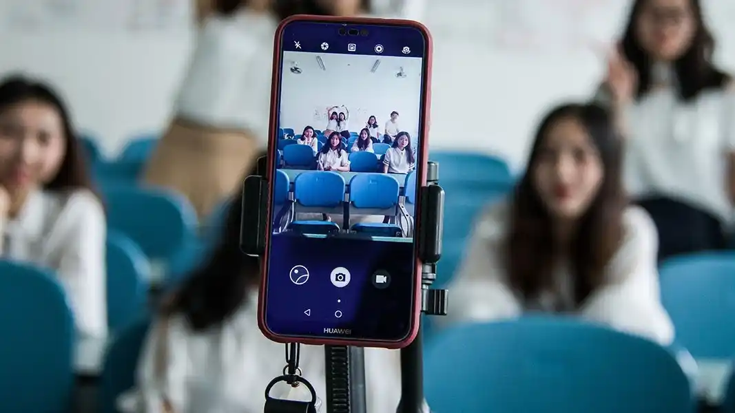 El 91% de los estudiantes secundarios aseguró que el único dispositivo tecnológico con que cuenta es el celular.