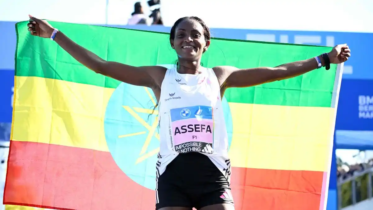 ¡SOBRENATURAL! Una corredora etíope de 26 años pulveriza récord mundial de maratón femenino