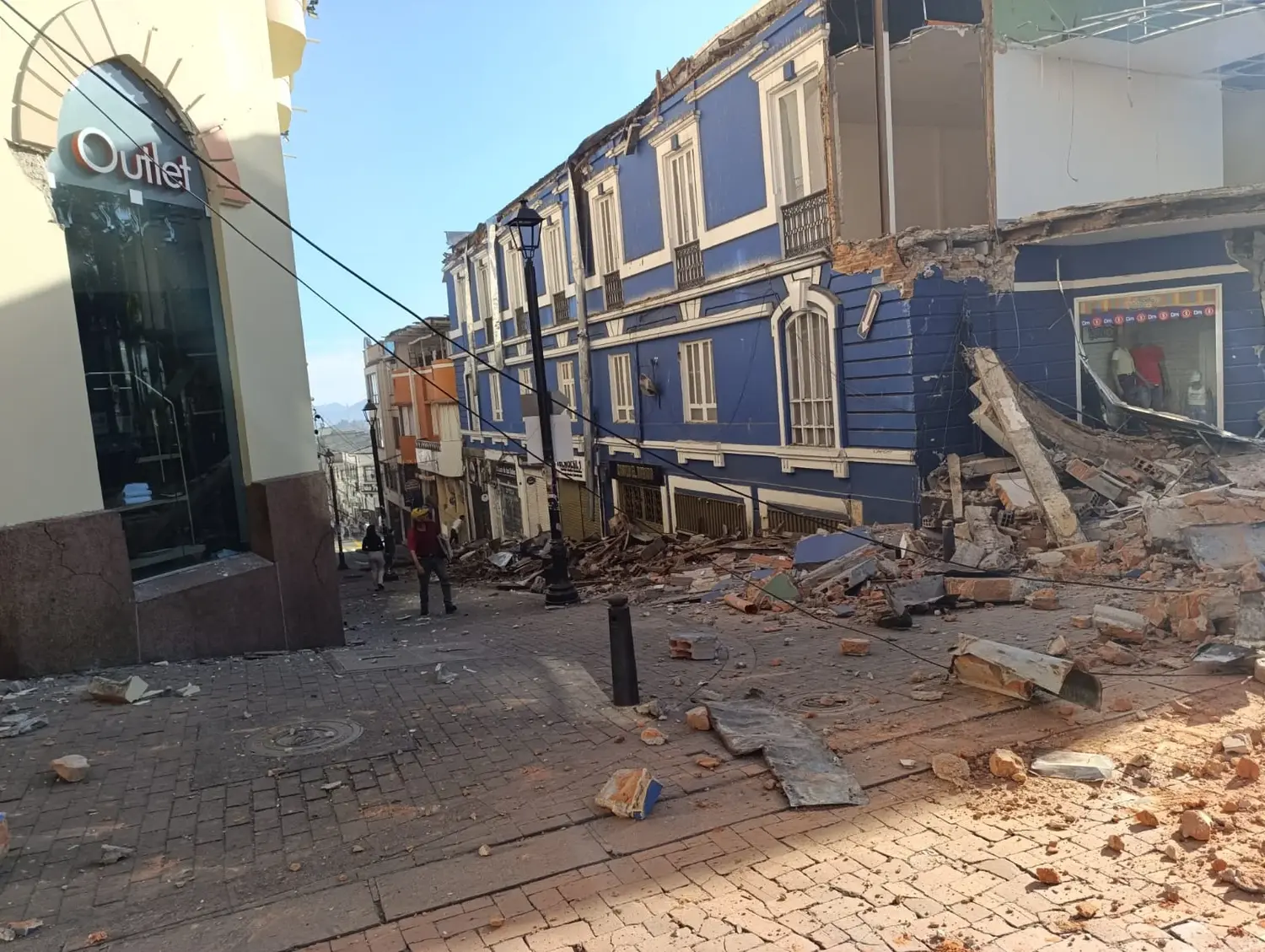 Fuerte sismo de 7,4 sacudió Colombia y provocó daños en distintas ciudades