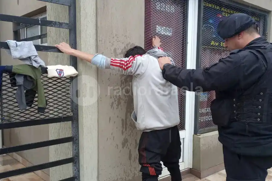 Robó prendas de bebé desde una moto estacionada: lo detuvieron