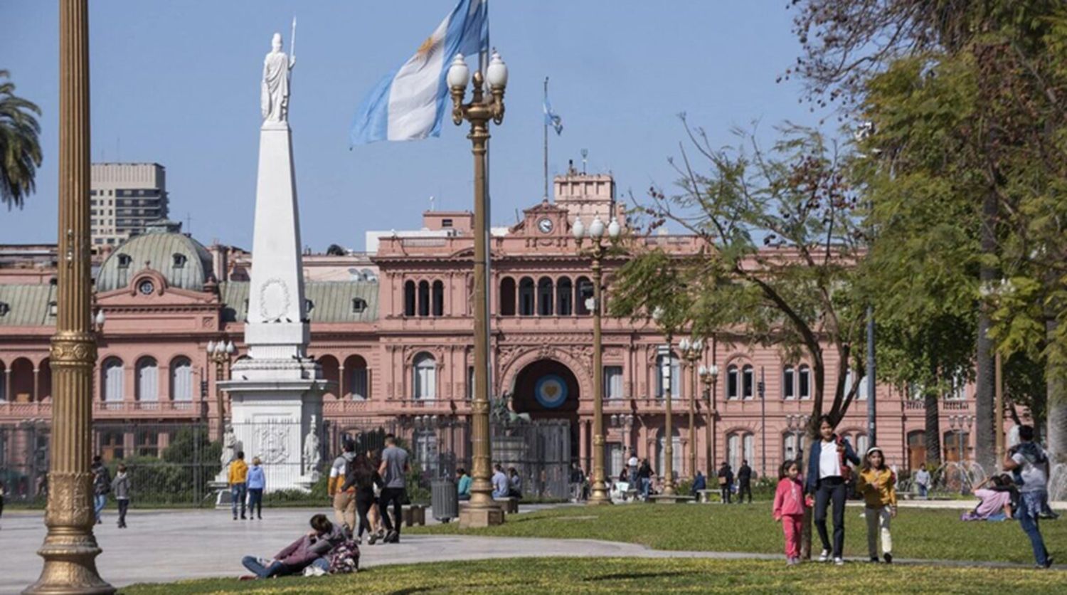 Universitarios organizan clases públicas en la Plaza de Mayo: estudiarán frente al despacho de Milei