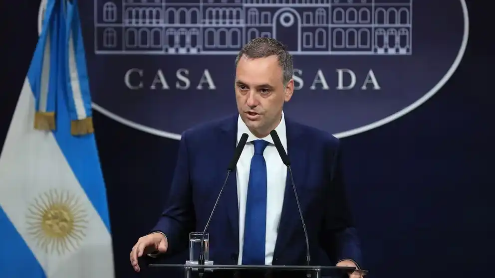 Confirmaron que Adorni viajó en primera clase a Aruba junto a toda su familia