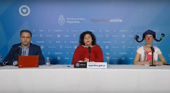 Por el "Día de las Infancias", el Gobierno puso una payasa en la conferencia diaria donde anuncian los muertos por Covid-19