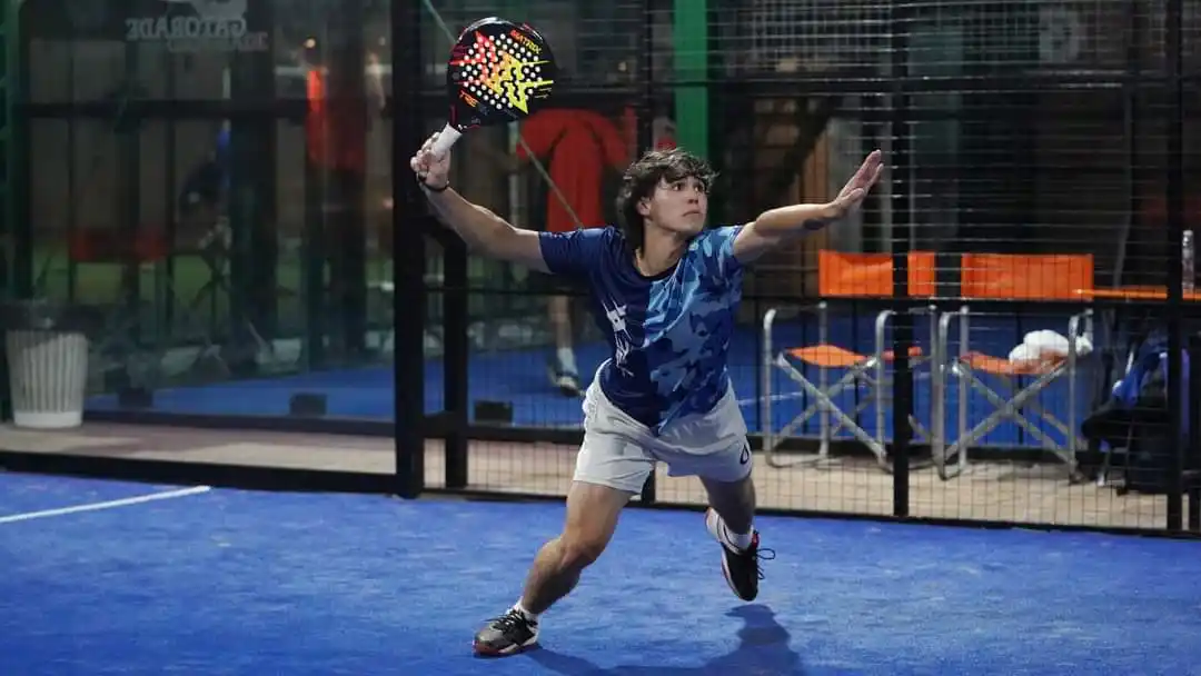 Joaquín De Astoreca, el tandilense que hace su camino en las “grandes ligas” del pádel