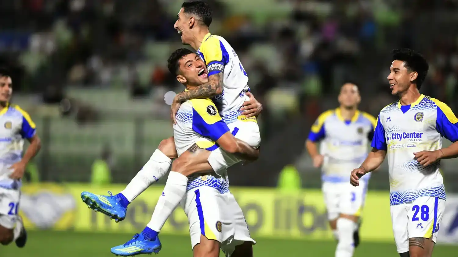 Di María, en lo alto del festejo de Rosario Central.