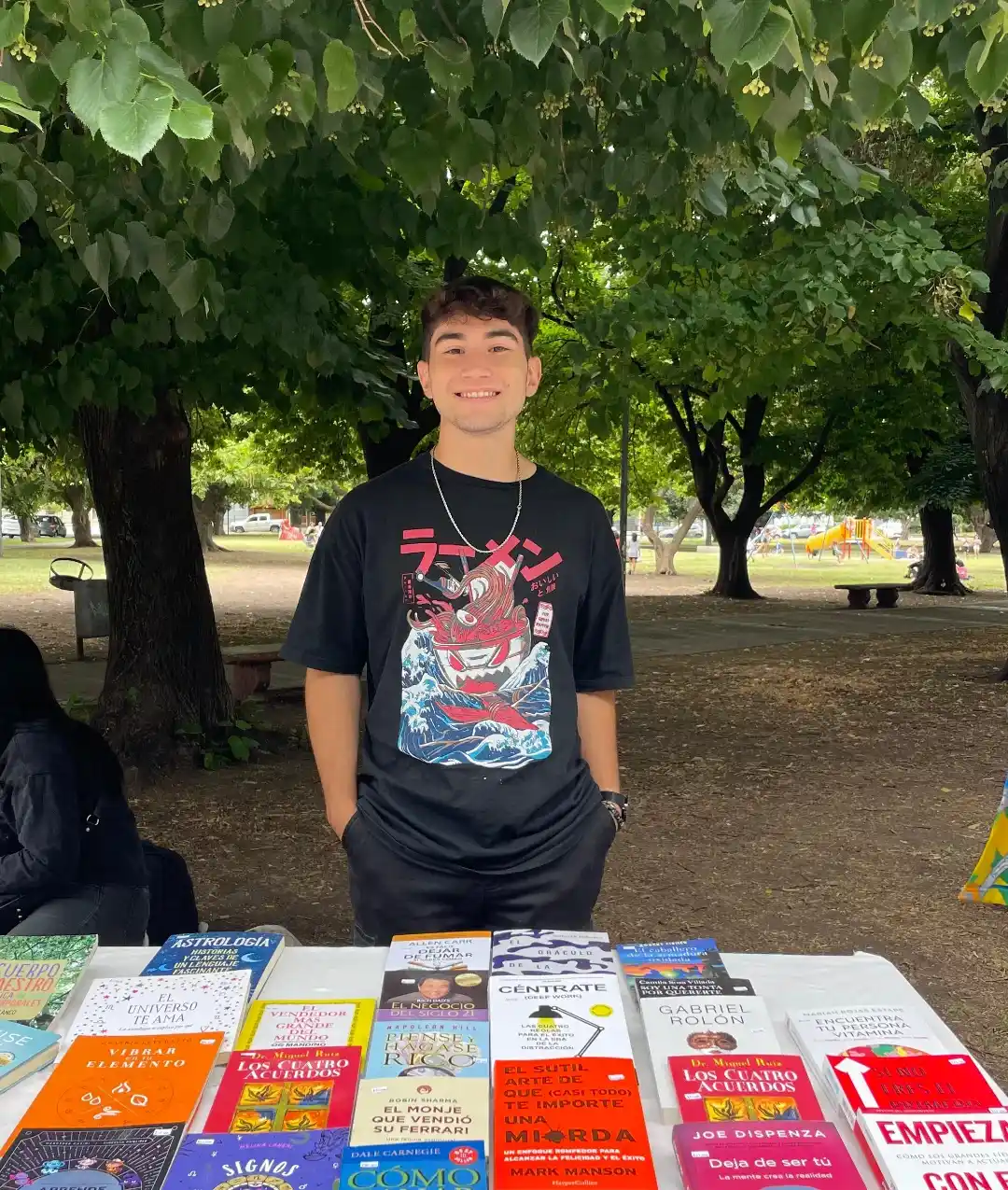 Esteban Espinosa crea contenido para fomentar la literatura entre los jóvenes