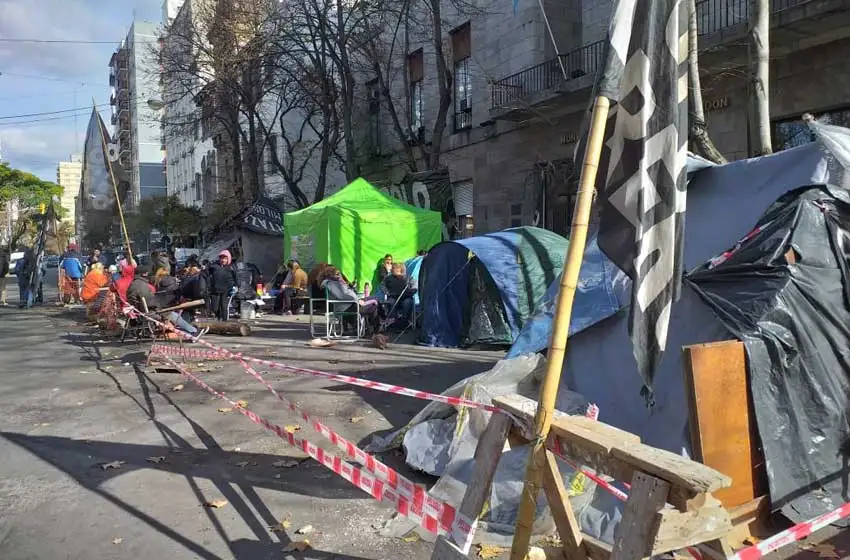 Atención: se esperan cortes de calle con acampe en el microcentro y frente al Unzué