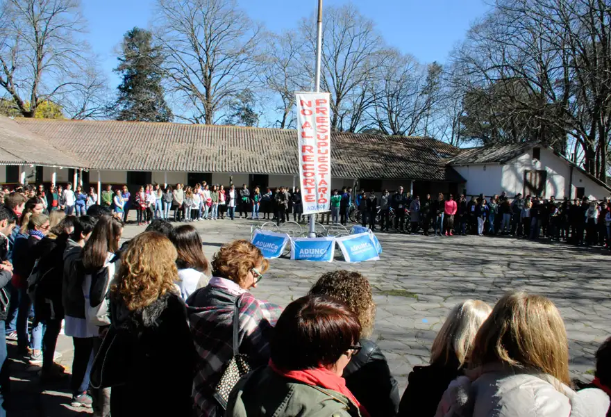 En defensa de la educación pública, se realizó un abrazo simbólico a la Escuela Sábato