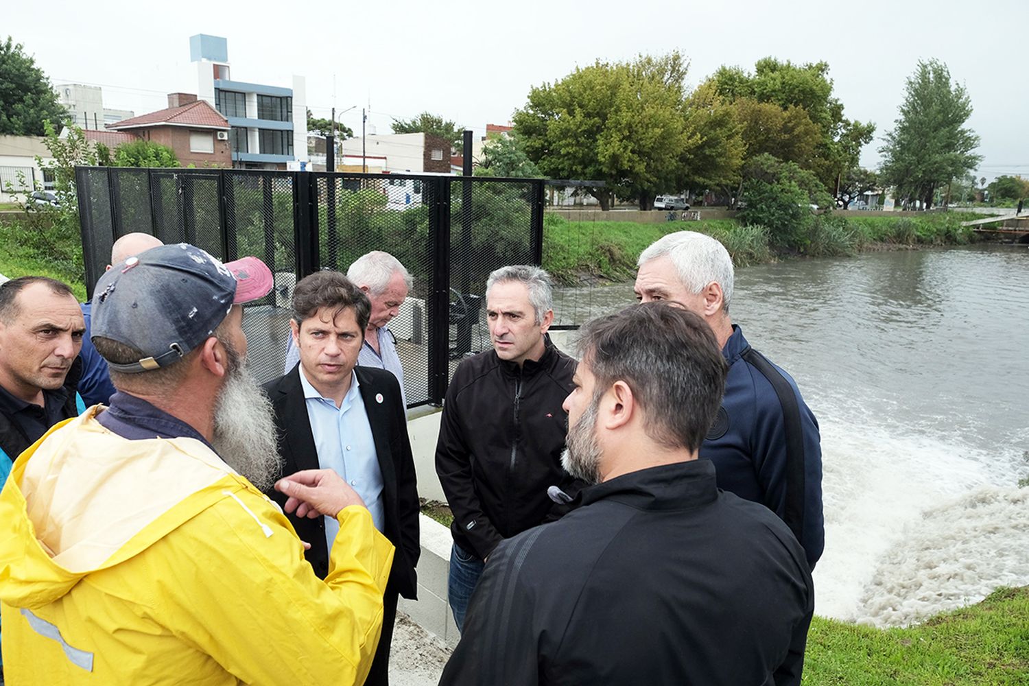 El gobernador Axel Kicillof recorrió los distritos de Berisso y Brandsen