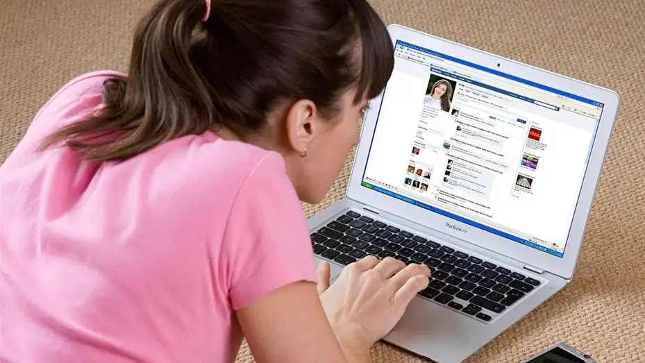 Seis cosas que sólo las personas con baja autoestima publican en Facebook