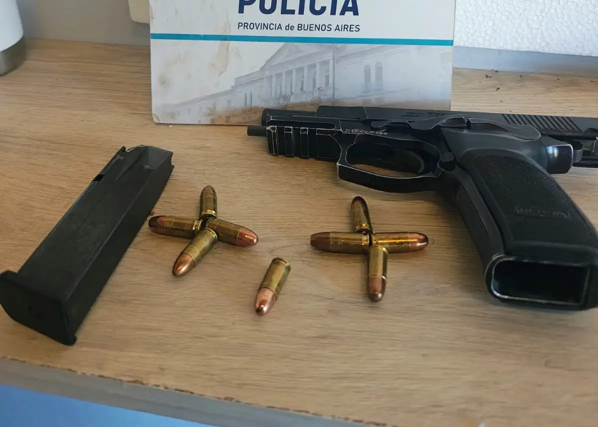 El arma y las municiones fueron secuestradas en poder del detenido.