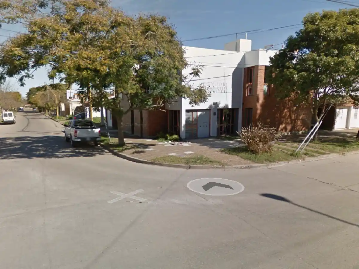 Motociclista con lesiones graves al colisionar con un auto