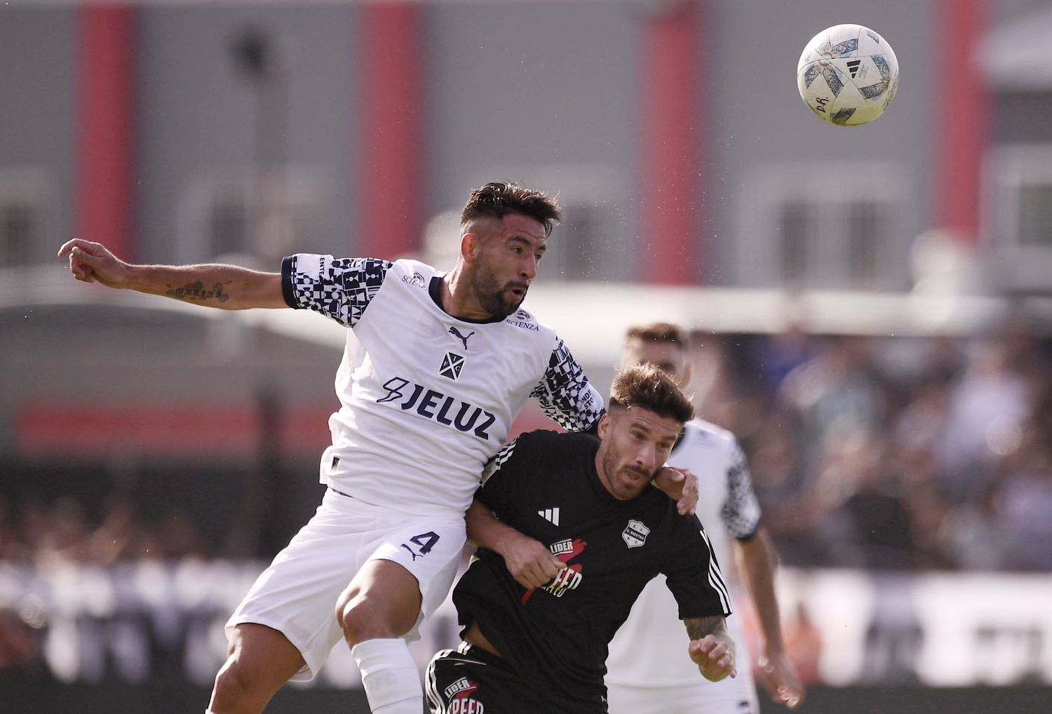 Riestra pegó temprano y se llevó todo.