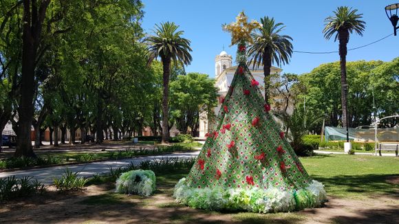 Tejedoras de crochet: así está el arbolito ecológico de las “Abejitas Laboriosas”