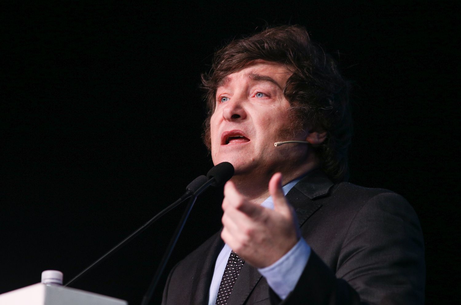 "Estamos trabajando a brazo partido para evitar la crisis"