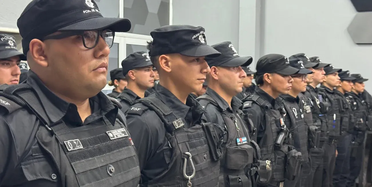 En el caso de los integrantes de las fuerzas de seguridad, carecen de un espacio paritario para discutir los salarios del sector. Por ello, el gobierno traslada automáticamente a los uniformados, las mejoras establecidas y acordadas en los otros ámbitos. Crédito: Archivo El Litoral