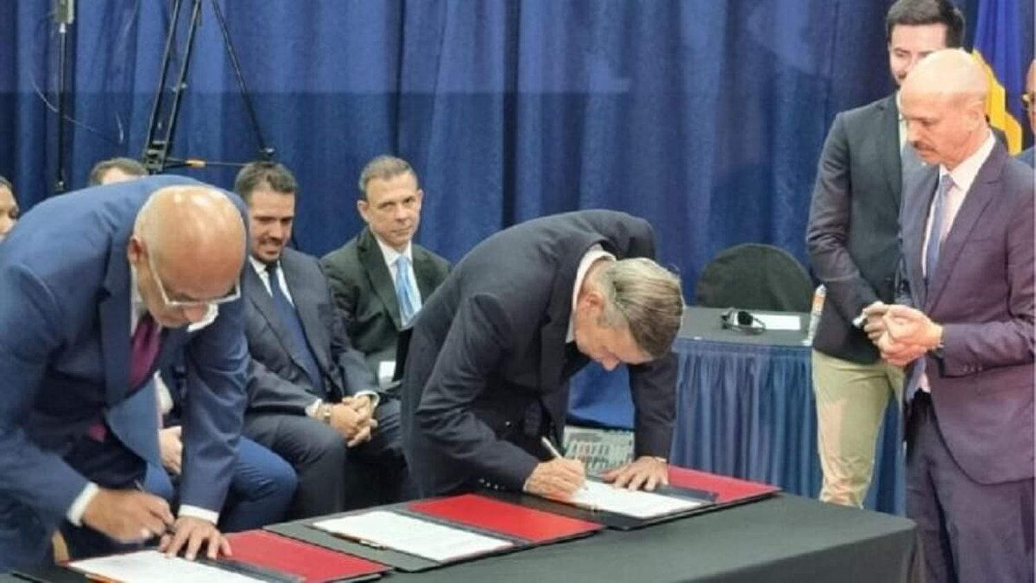 VUELVEN A LA MESA TAMBALEANTE: oposición y gobierno reanudan negociaciones tras la primaria