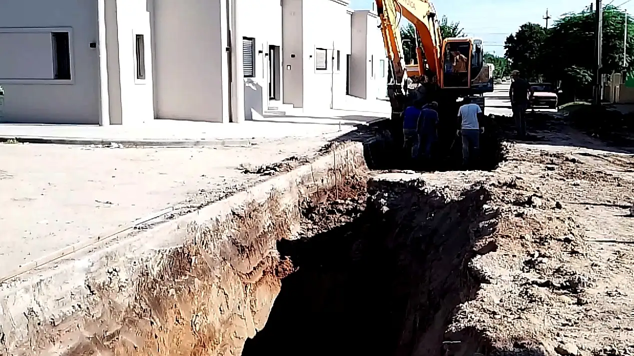 Los trabajos del colector Quirós se realizan en la intersección con calle Uruguay.