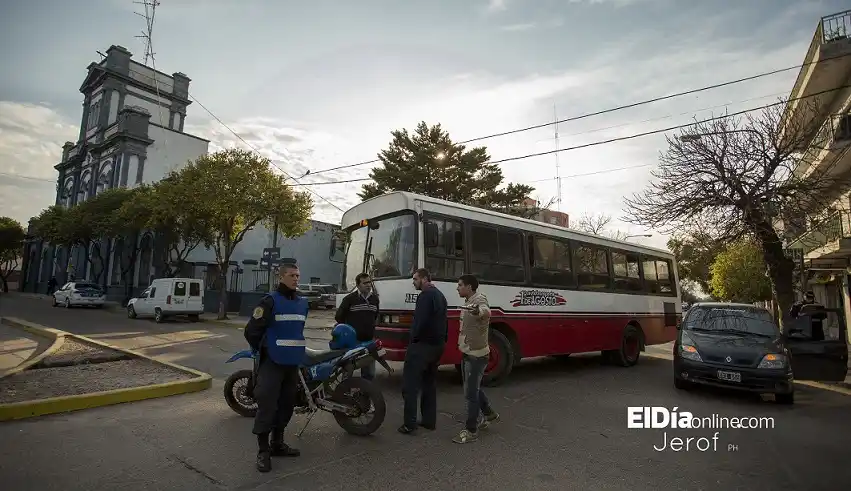 Choque entre un colectivo y una camioneta