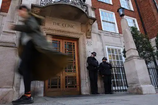 La policía custodia la clínica donde además de Carlos también está internada su nuera. Foto AFP