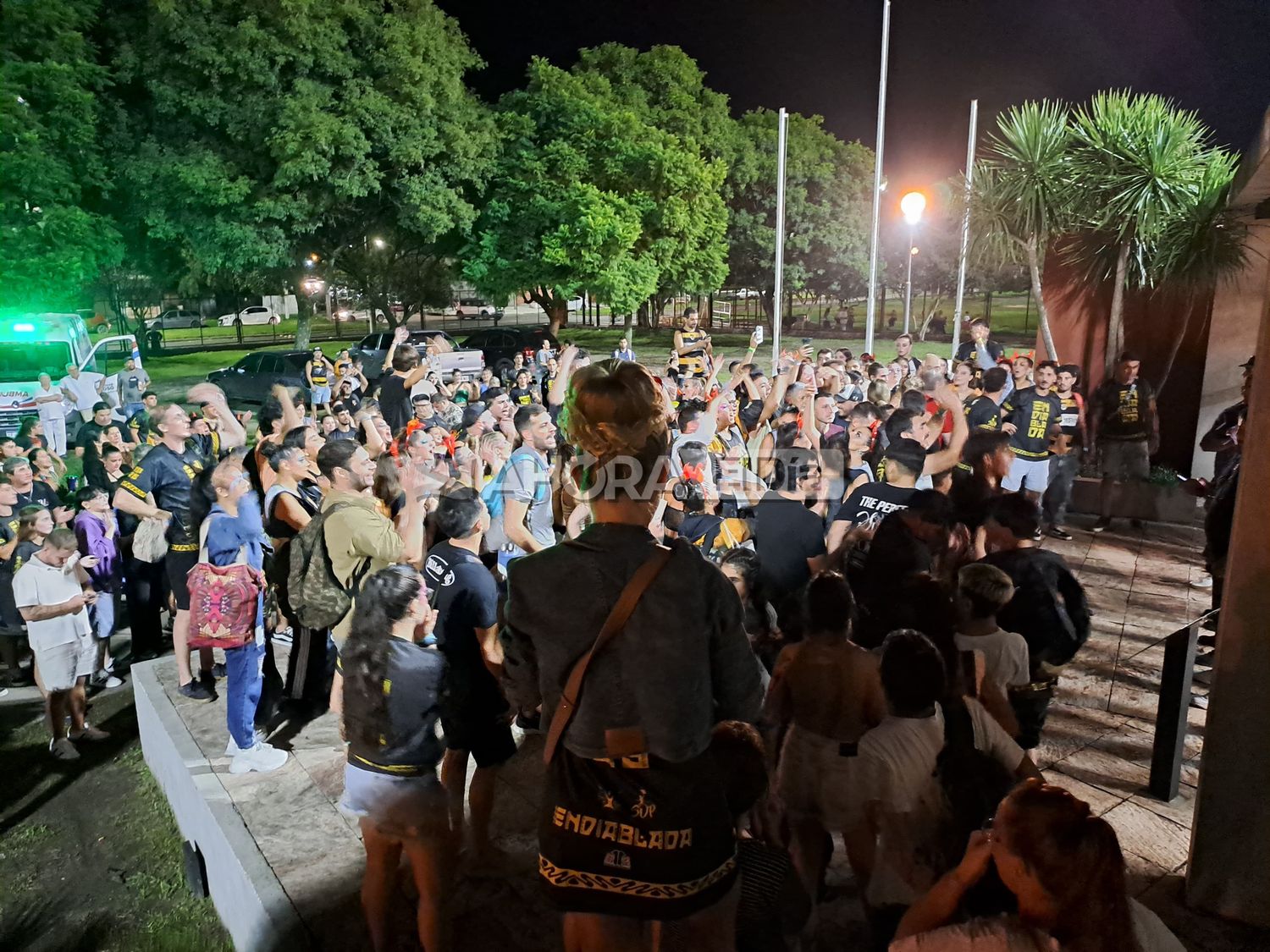 Integrantes de Ará Yeví expresaron su bronca en la puerta del Centro de Convenciones, tras la consagración de Papelitos