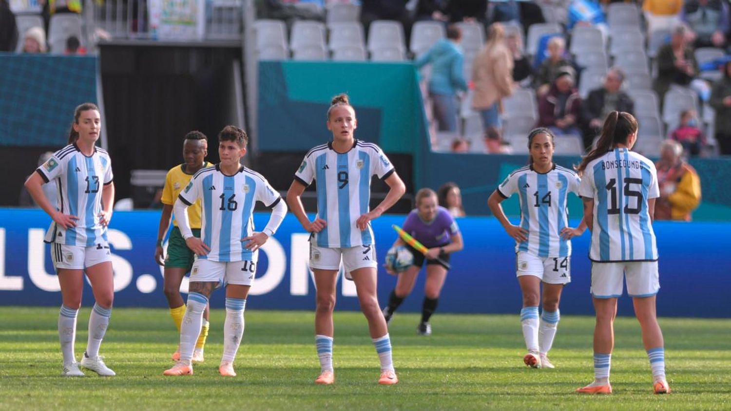 Las jugadoras argentinas luego del empate con Sudáfrica.