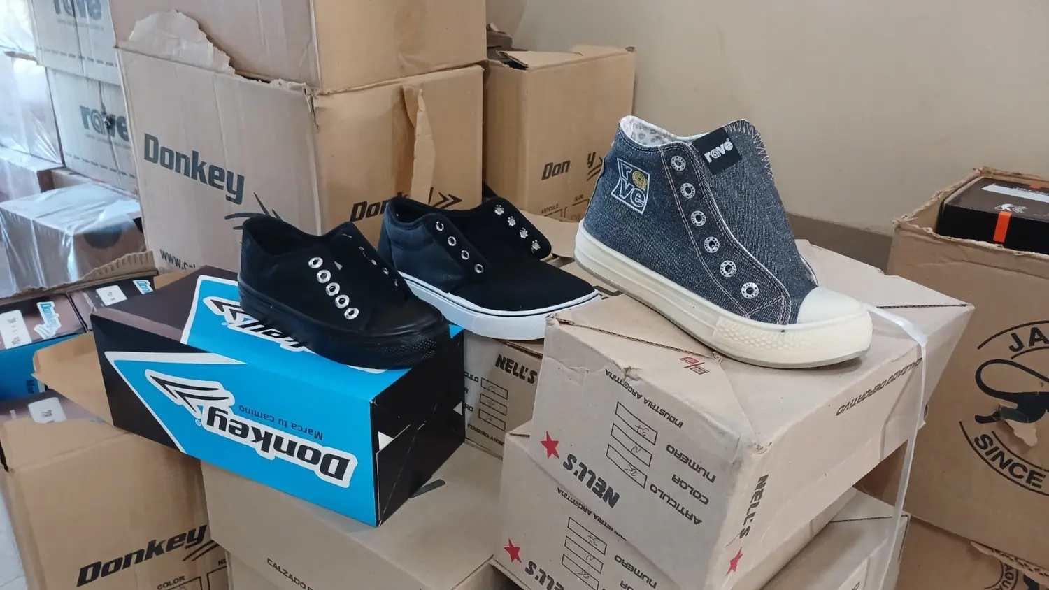 Las zapatillas que entregaron en La Tosquera. Foto: Prensa Municipalidad.