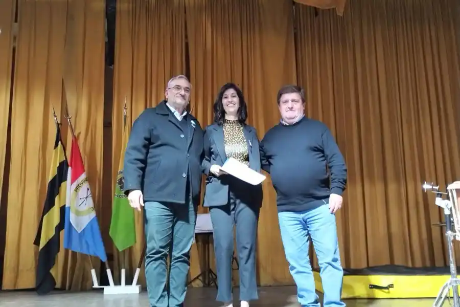 Calvo junto al equipo de Libertad de Sunchales en la celebración de un nuevo aniversario