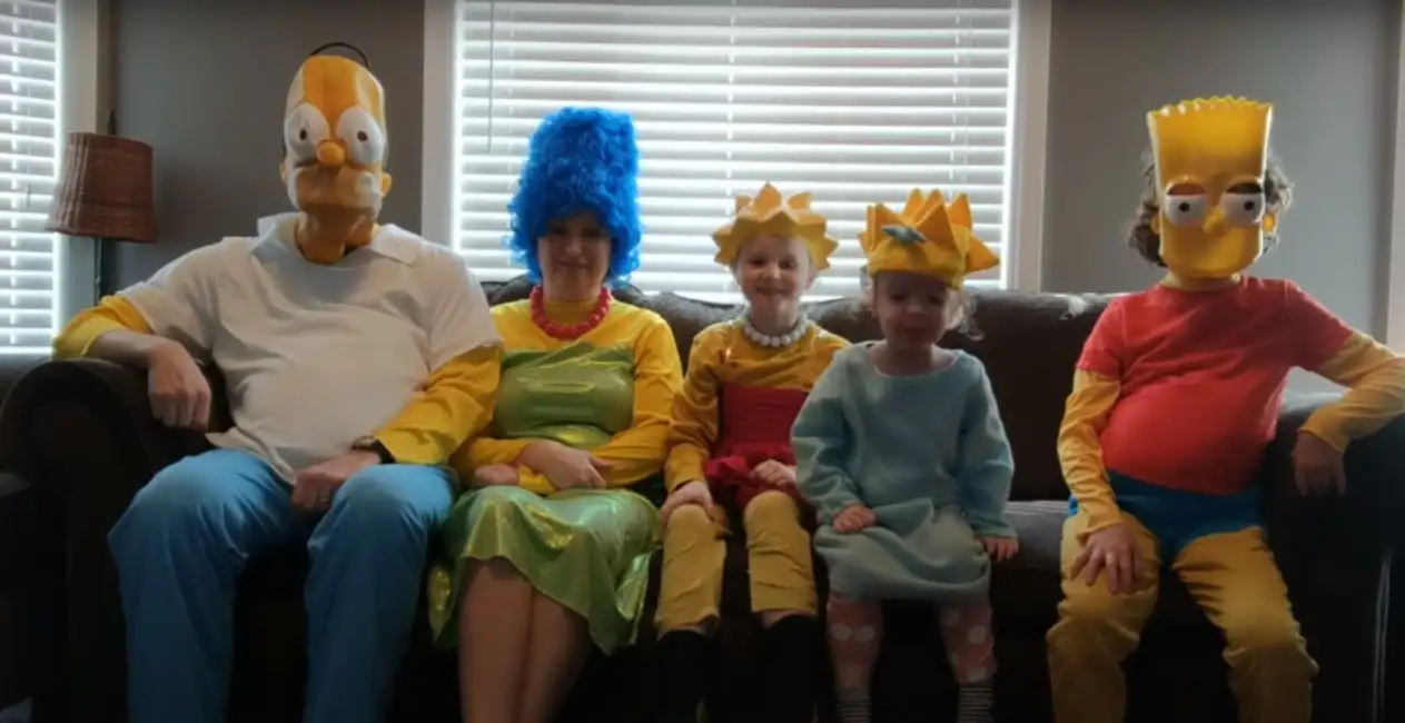 Una familia crea su propia versión de la clásica intro de 'Los Simpson' para combatir el aburrimiento en cuarentena