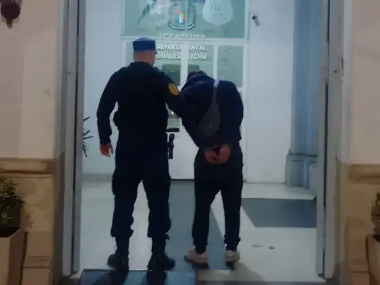 Intentó cometer dos robos con una pistola de plástico, lo confrontaron los vecinos y terminó desvanecido en la calle