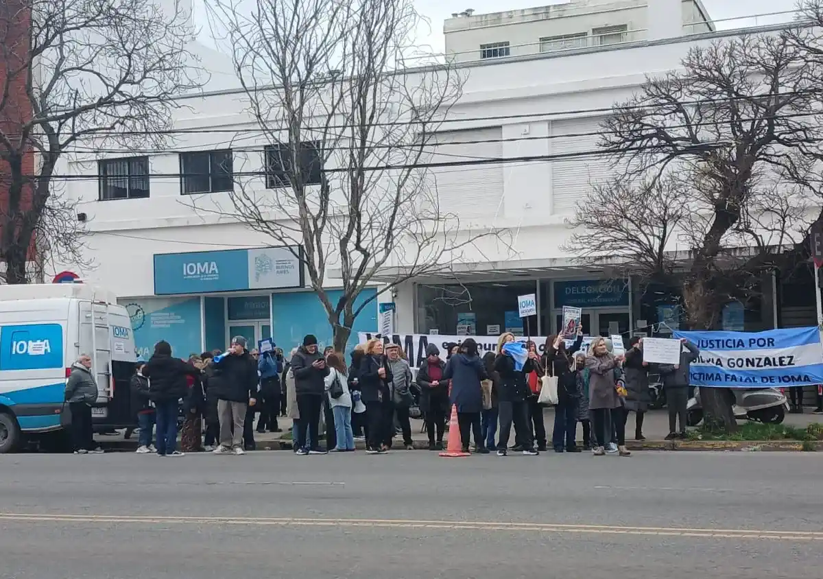 Reclamo frente a la sede de la obra social bonaerense