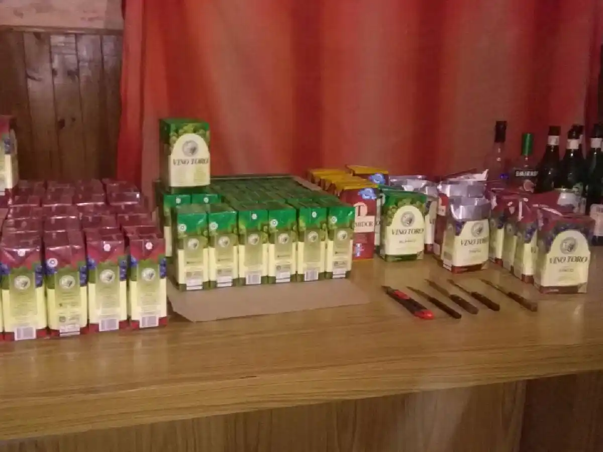 Incautaron vinos y fernet a fans que viajaban a ver “la Mona” a San Francisco 