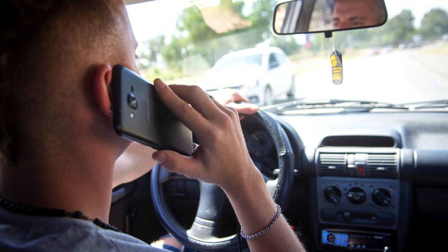 El uso del celular al volante tiene muchos infractores y pocos sancionados