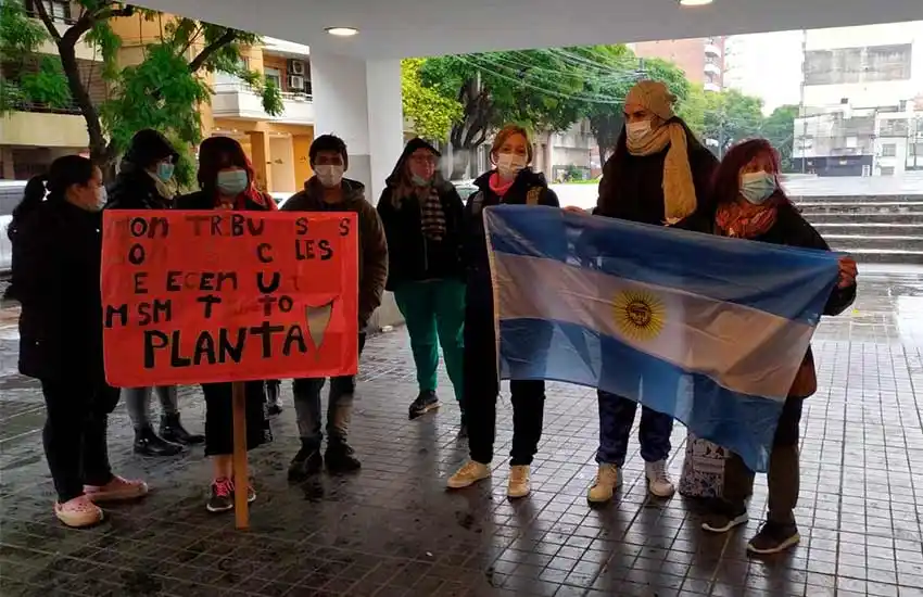 «Somos empleados públicos en negro»: enfermeros protestaron frente al Cemar por mejores condiciones laborales