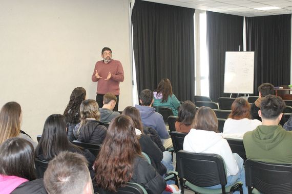 Alumnos de la Unicen participaron de una charla en la Usina