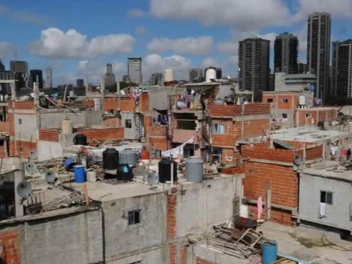 Mató a una mujer en el Barrio 31, apuñaló a una joven en Recoleta y se entregó a la Policía