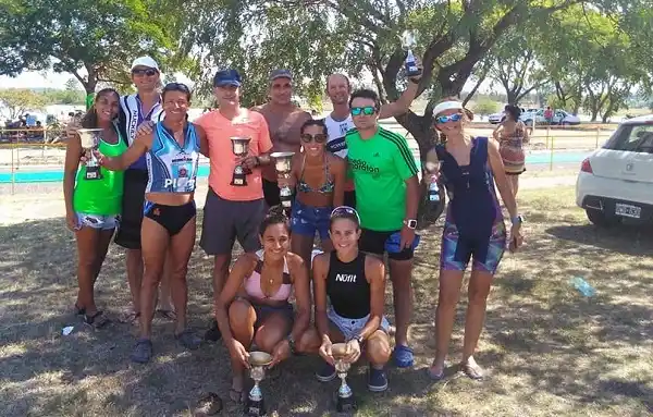 Buena labor de los atletas locales en el Tria del Lago en Federación