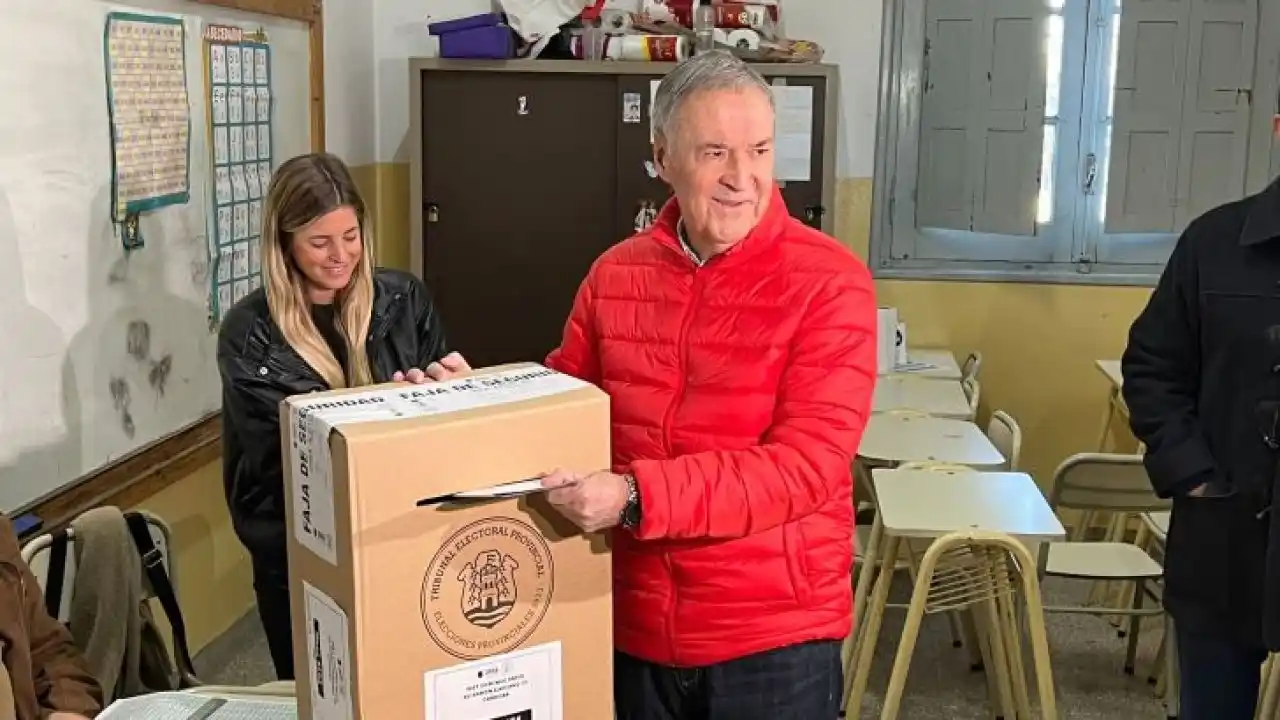 Juan Schiaretti emitió su voto en las elecciones municipales en Córdoba