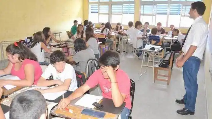 Muracciole: “Insfrán se hizo cargo de reparar 
la injusticia del recorte de Milei a docentes”