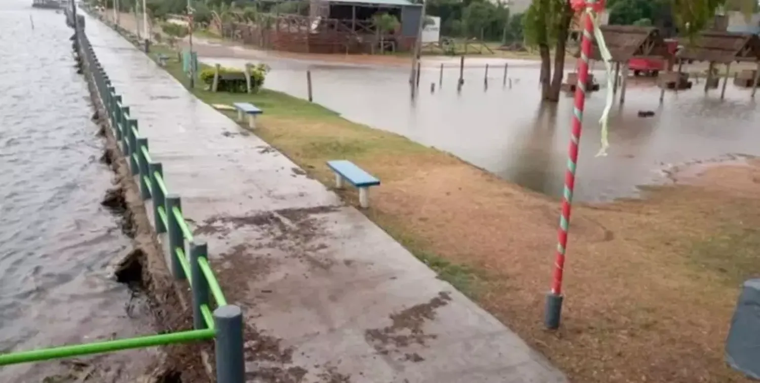 El Paraná creció y anegó calles de una ciudad correntina: podría haber evacuados