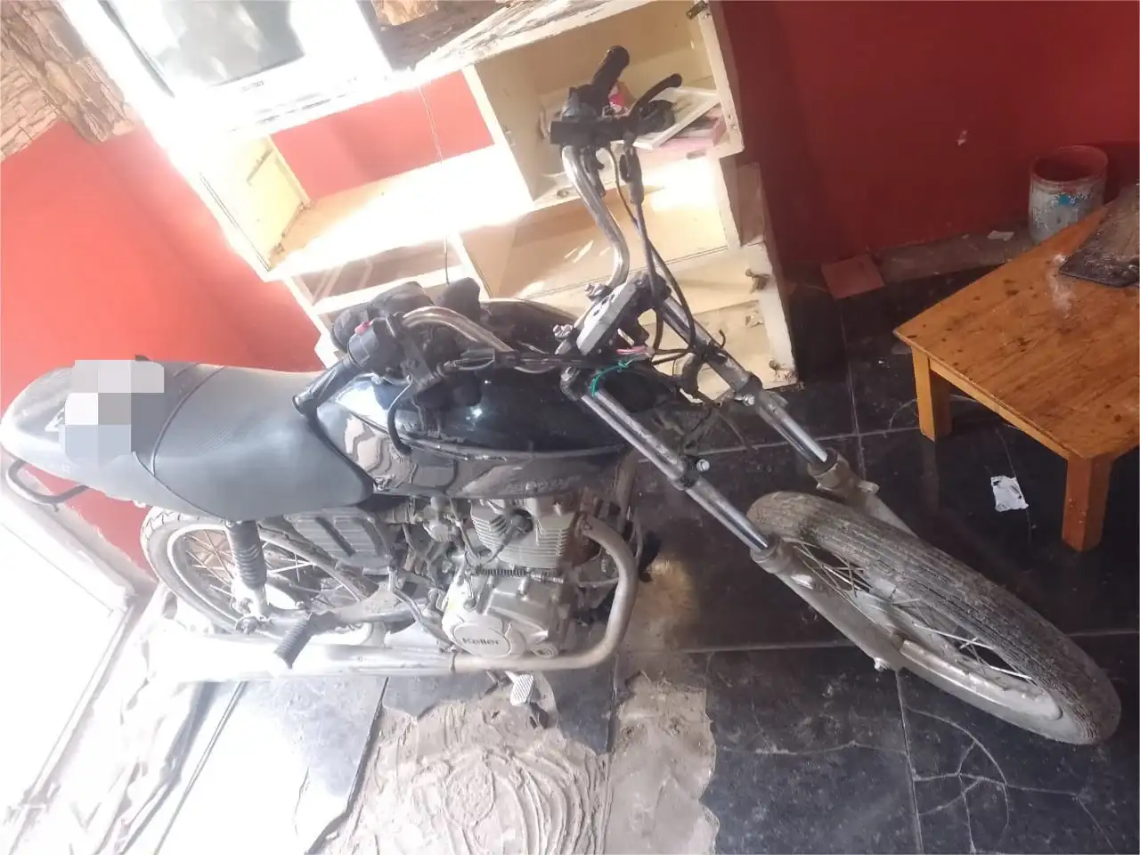 Allanaron una vivienda de la ciudad y secuestraron una moto robada apenas unas horas antes