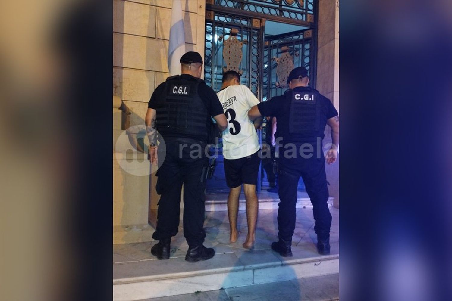 Se defendió de un ladrón armado, lo golpeó y lo detuvo hasta que llegó la policía