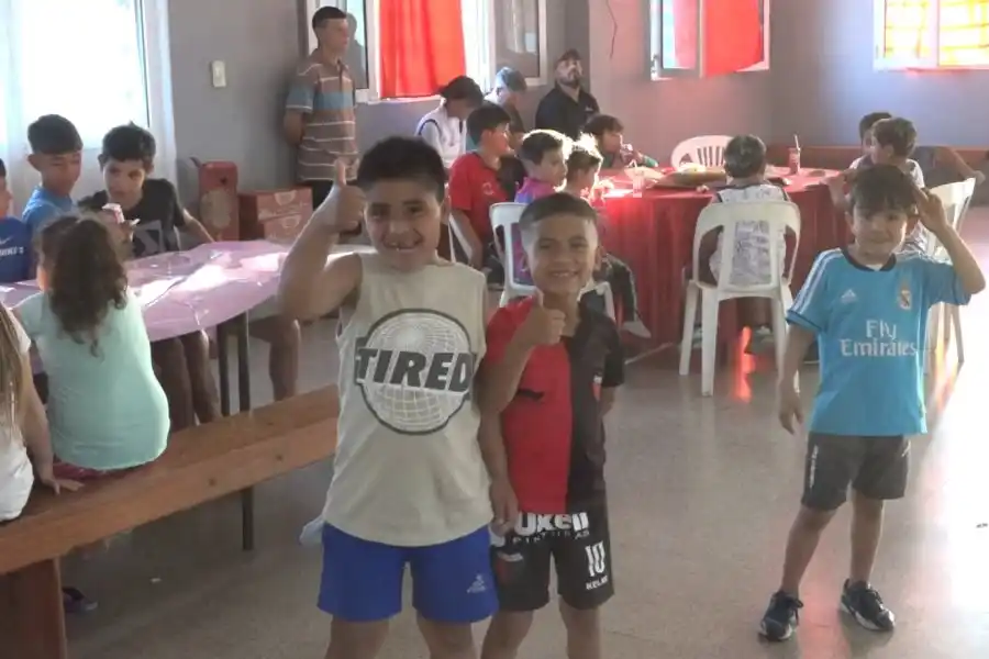 Los chicos disfrutaron de la merienda de Yesica y Lazaro