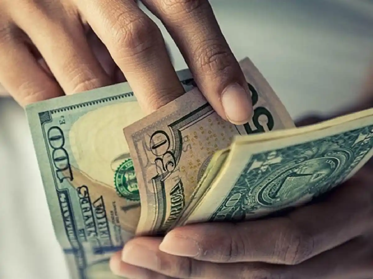 El dólar arrancó la semana en baja y cotizó a $37,77